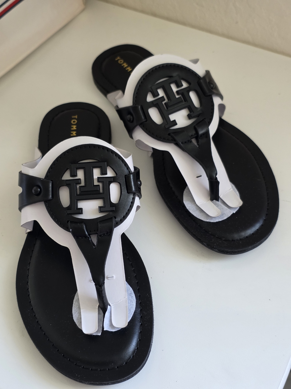 Tommy Hilfiger Black & White Logo Thong Sandal Litzy Thong Size 6